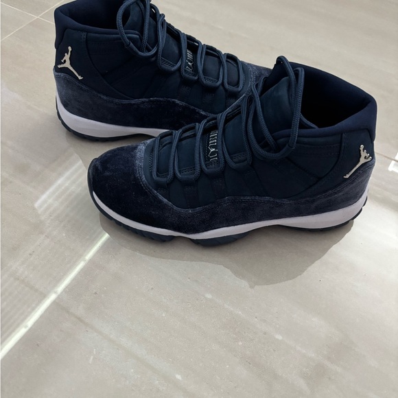 women’s air jordan 11 retro midnight navy velvet size 8 - Picture 3 of 4